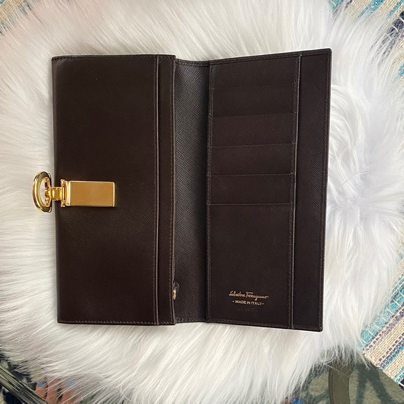 Salvatore Ferragamo Deep brown leather wallet with gold accent - Picture 6 of 16